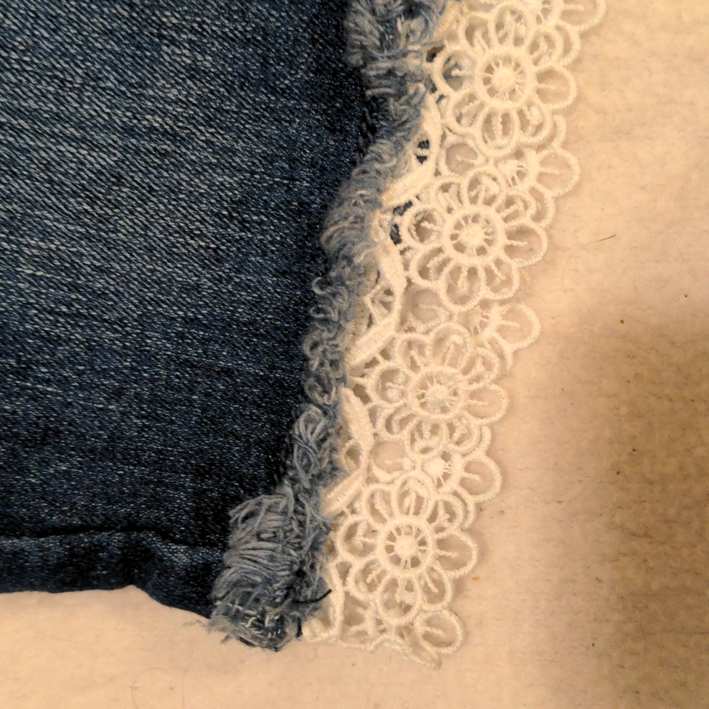 Lace trimmed shorts outfit - Picture 2 of 4
